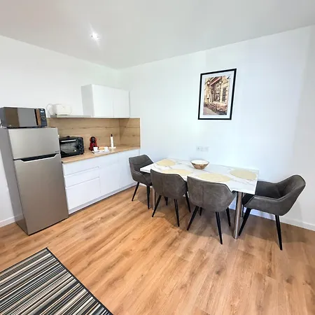 8 Couchages 2 Salle De Bains, 2 Wc 1terrasse * Metz